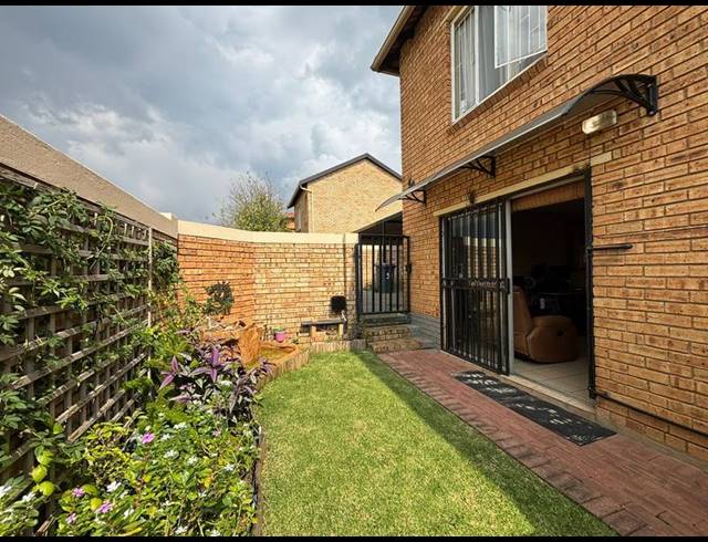 2 BEDROOM TOWNHOUSE FOR SALE IN STRUBENSVALLEI
